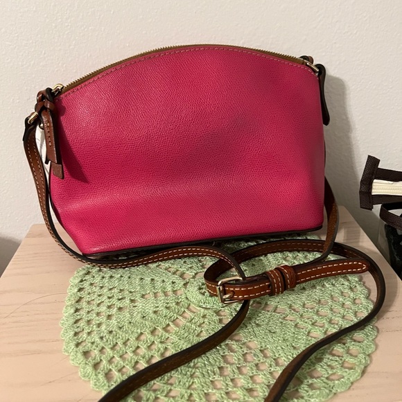 PRELOVED Dooney and Bourke Hot Pink Crossbody. - Picture 3 of 5